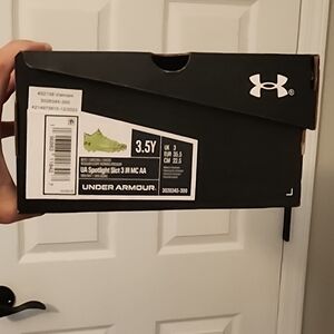 Youth football cleats